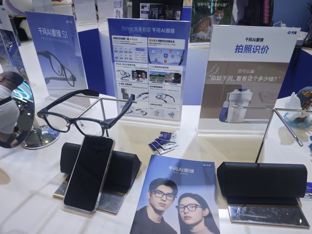 AI眼镜仍处 “黑莓时代”：封闭生态VS开放体系 谁能率先跑出行业“iPhone时刻”